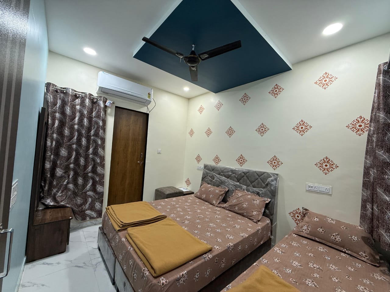 Photo of 3 Bed Deluxe Room